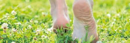 voeten in het gras